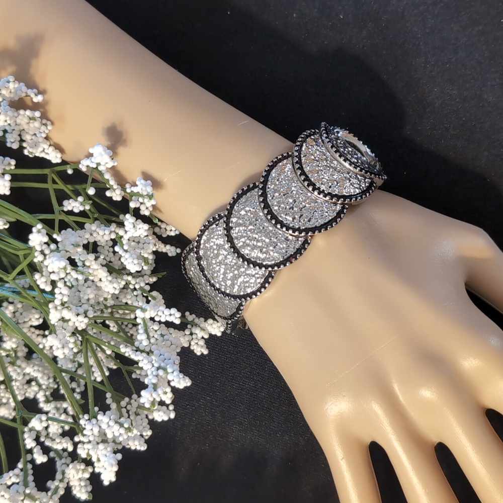 Erica Lyons Silver Textured Stretch Bracelet NWT $30